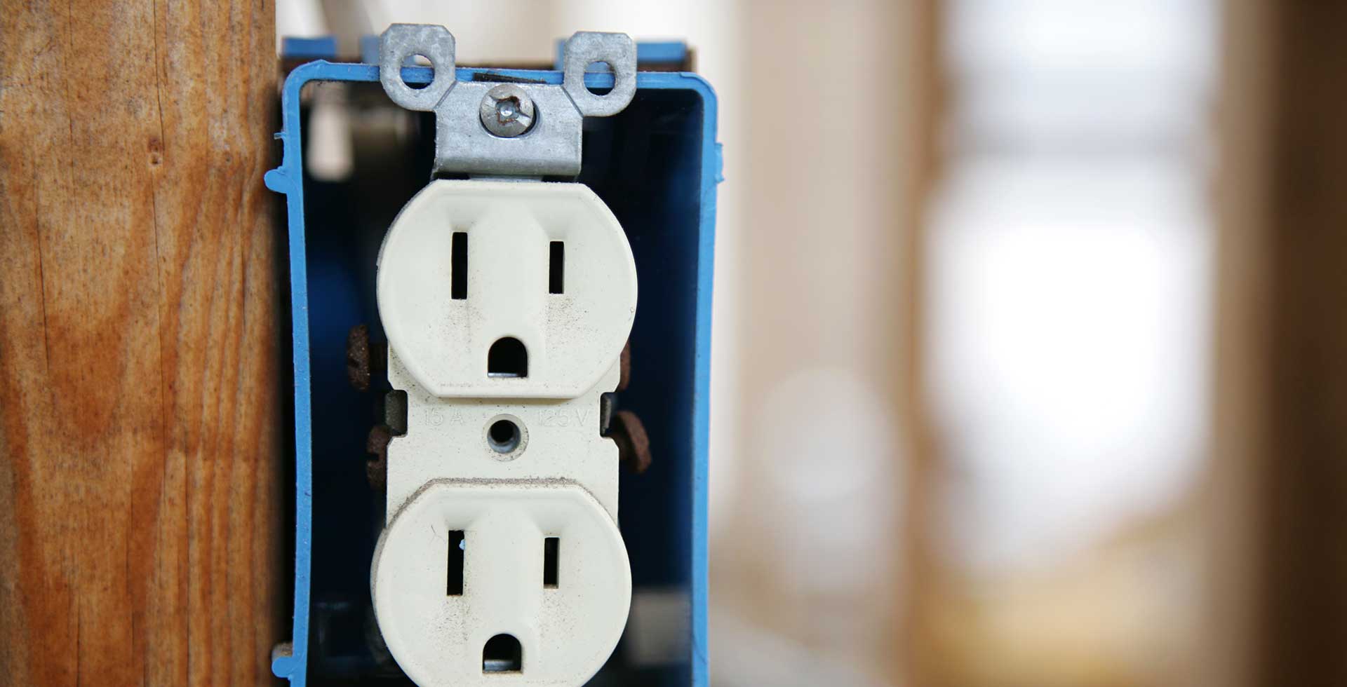 5 Warning Signs that Your Home or Business May Be at Risk of an Electrical  Hazard